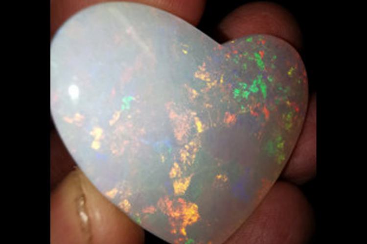 Traumhafter Brasilianischer Crystal Herz Opal ca.70,7 ct, ca. Maße Länge 41,0 mm, Breite 36,4 mm, Höhe 7,0 mm,