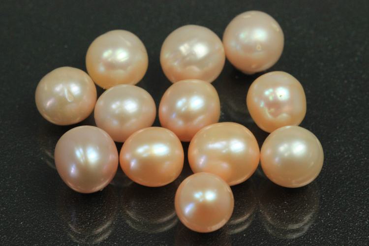 Freshwater pearl lot, undrilled, approx. dimensions 6,0mm to approx. 7.5mm, oval shape, color shades of peach.