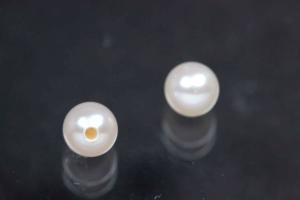 Süßwasserperlen, angebohrt rund, ca.Maße Ø4,0-4,5mm, Farbe weiss