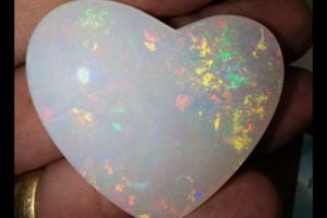 Traumhafter Brasilianischer Crystal Herz Opal ca.70,7 ct, ca. Maße Länge 41,0 mm, Breite 36,4 mm, Höhe 7,0 mm,