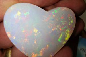 Traumhafter Brasilianischer Crystal Herz Opal ca.70,7 ct, ca. Maße Länge 41,0 mm, Breite 36,4 mm, Höhe 7,0 mm,