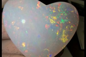 Traumhafter Brasilianischer Crystal Herz Opal ca.70,7 ct, ca. Maße Länge 41,0 mm, Breite 36,4 mm, Höhe 7,0 mm,