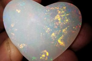 Traumhafter Brasilianischer Crystal Herz Opal ca.70,7 ct, ca. Maße Länge 41,0 mm, Breite 36,4 mm, Höhe 7,0 mm,