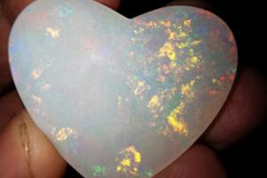 Brasilianischer Crystal Herz Opal ca.70,7,ct