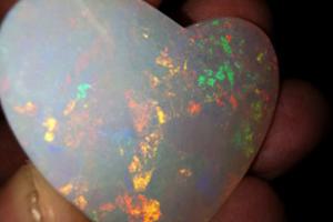 Traumhafter Brasilianischer Crystal Herz Opal ca.70,7 ct, ca. Maße Länge 41,0 mm, Breite 36,4 mm, Höhe 7,0 mm,