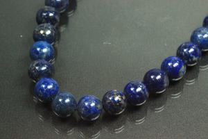 Lapis Lazuli spherical gemstone strand blue, approx. dimensions Ø 10mm, approx. 39,5cm long. Quality feature “A”. This gemstone strand was provisionally strung on blue pearl silk for further processing.