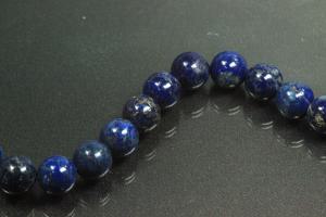 Lapis Lazuli spherical gemstone strand blue, approx. dimensions Ø 10mm, approx. 39,5cm long. Quality feature “A”. This gemstone strand was provisionally strung on blue pearl silk for further processing.
