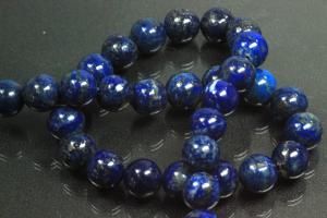 Lapis Lazuli spherical gemstone strand blue, approx. dimensions Ø 10mm, approx. 39,5cm long. Quality feature “A”. This gemstone strand was provisionally strung on blue pearl silk for further processing.