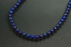 Lapis Lazuli kugelförmiger Edelsteinstrang blaufarben, ca Maße Ø 4mm, ca. 39,5cm lang.