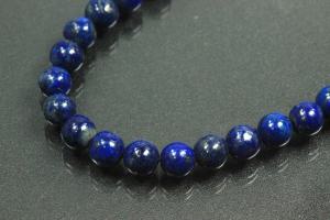 Lapis Lazuli spherical gemstone strand blue, approx. dimensions Ø 6mm, approx. 39,5cm long. Quality feature “A”. This gemstone strand was provisionally strung on blue pearl silk for further processing.