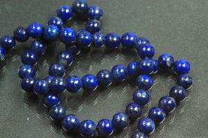 Lapis Lazuli spherical gemstone strand blue, approx. dimensions Ø 6mm, approx. 39,5cm long. Quality feature “A”. This gemstone strand was provisionally strung on blue pearl silk for further processing.