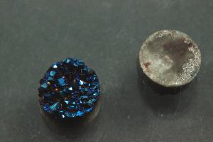Quarz Druzy, Form rund, Farbe blaufarben, ca Maße Ø 8mm, Höhe 3,9-6,3 mm
