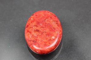 Schaumkorallanhänger gepresst rot Oval Maße 34 x 25mm, 7mm stark, Bohrung Ø ca. 1,2mm, längs gebohrt