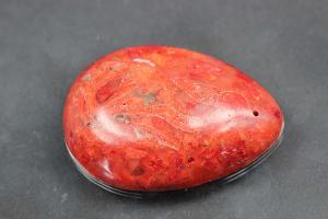 sponge coral pendant pressed red teartrop cabbochon size Ø 49 x 34 x 10mm, hole für Öse Ø ca. 0,9mm