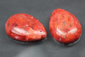 sponge coral pendant pressed red teartrop cabbochon size Ø 49 x 34 x 10mm, hole für Öse Ø ca. 0,9mm