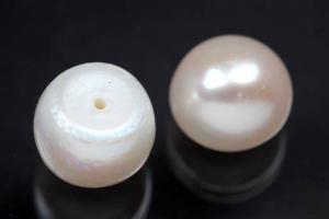 Süßwasserperlen, angebohrt Button, ca.Maße Ø10,5-11,0mm, Hoch 8,5-9,0mm, Farbe weiss