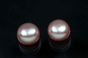 Süßwasserperlen, angebohrt Button, ca.Maße Ø7,5-8,0mm, Hoch 5,5-6,0mm, Farbe plum