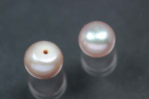 Süßwasserperlen, angebohrt Button, ca.Maße Ø7,5-8,0mm, Hoch 6,0-6,5mm, Farbe plum