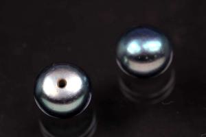 Süßwasserperlen, angebohrt Button, ca.Maße Ø8,5-9,0mm, Hoch 6,0-6,5mm, Farbe peacock