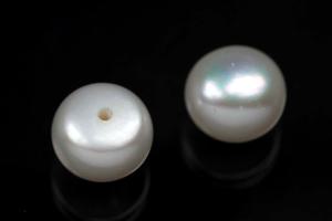 Süßwasserperlen, angebohrt Button, ca.Maße Ø8,5-9,0mm, Hoch 6,5-7,0mm, Farbe weiss